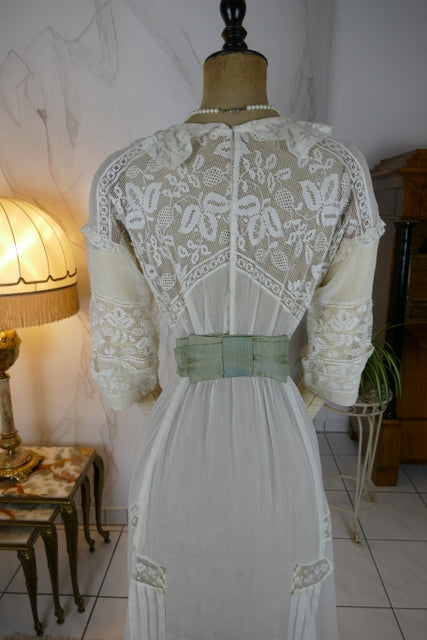 Antikes edwardianisches maltesisches Spitzen-Teekleid, ca. 1908