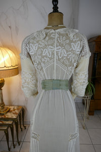 Antikes edwardianisches maltesisches Spitzen-Teekleid, ca. 1908