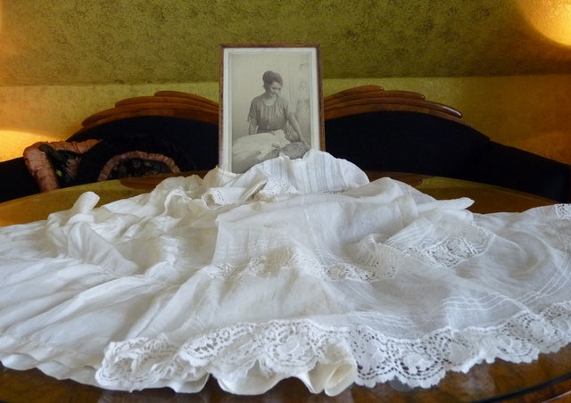 Taufkleid mit Originalfoto, England, ca. 1923 – Netz-Tüll & Spitze, Unterkleid aus Seide