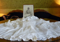 Taufkleid mit Originalfoto, England, ca. 1923 – Netz-Tüll & Spitze, Unterkleid aus Seide