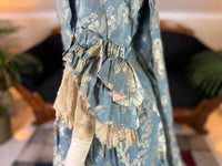 Robe à la Française aus blauem und cremefarbenem Seidendamast – authentisches Kleid aus dem 18. Jahrhundert, ca. 1770