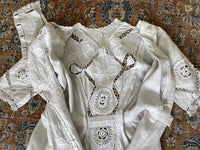 Antikes besticktes weißes Leinen-Nachmittagskleid, ca. 1910