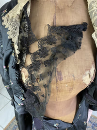 Antikes graues Seidenkleid mit Blumenmuster, ca. 1916
