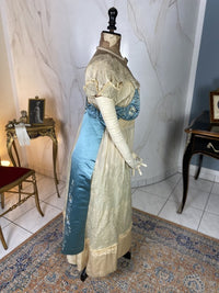 Abendkleid aus Chantilly und himmelblauem Satin, ca. 1914