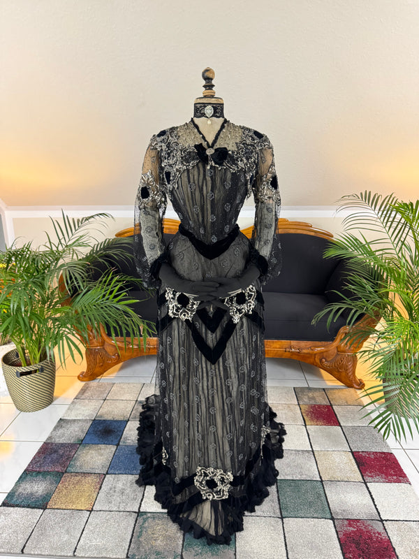 Antique Parisian evening gown with lace, tulle, velvet, rhinestones and beadwork, Marc Walter Place Vendôme label, Belle Époque couture designed for candlelight