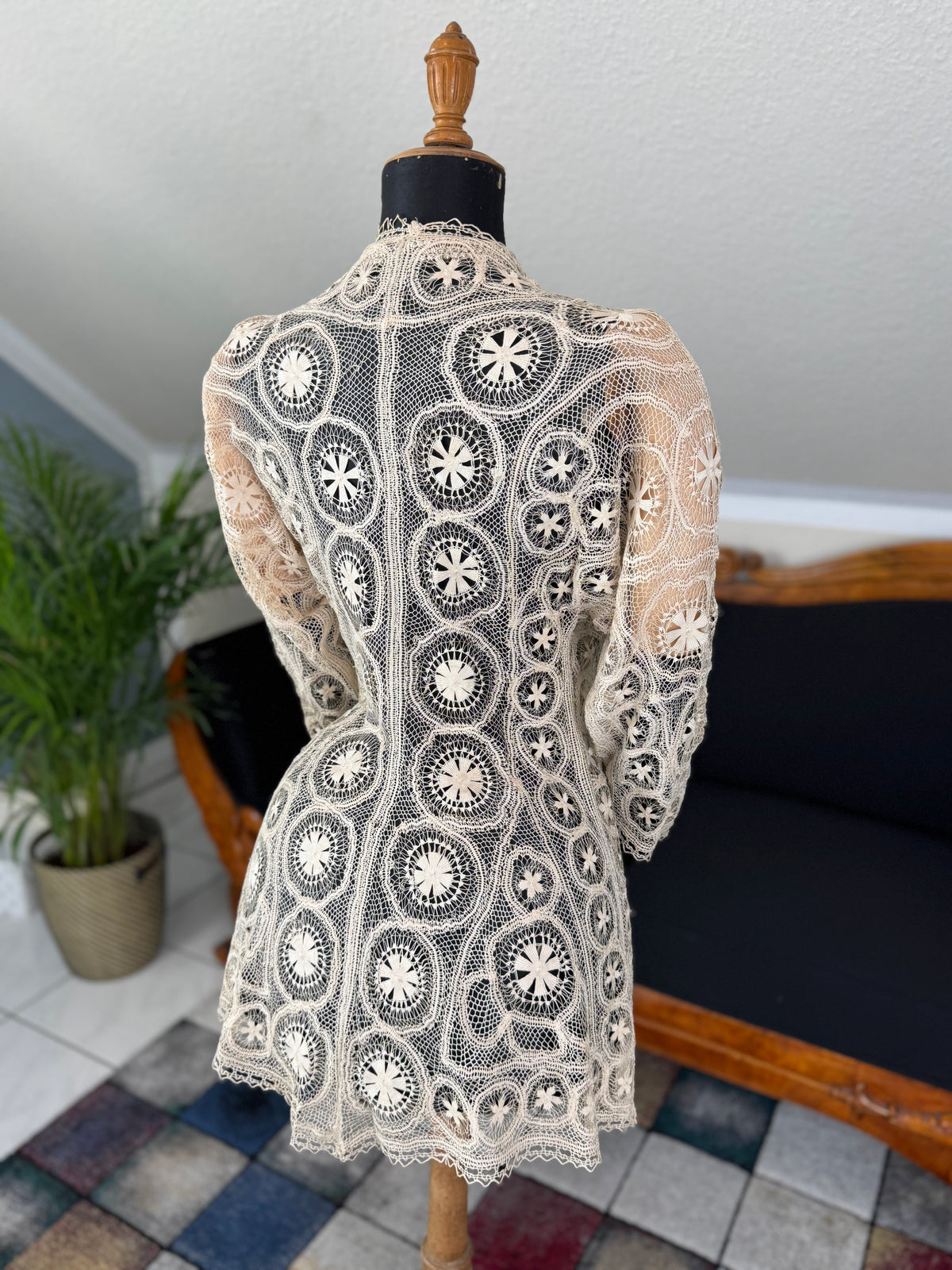 Antike Teneriffa-Spitzenjacke von 1911 – Feine Nadelspitzen-Medaillonarbeit