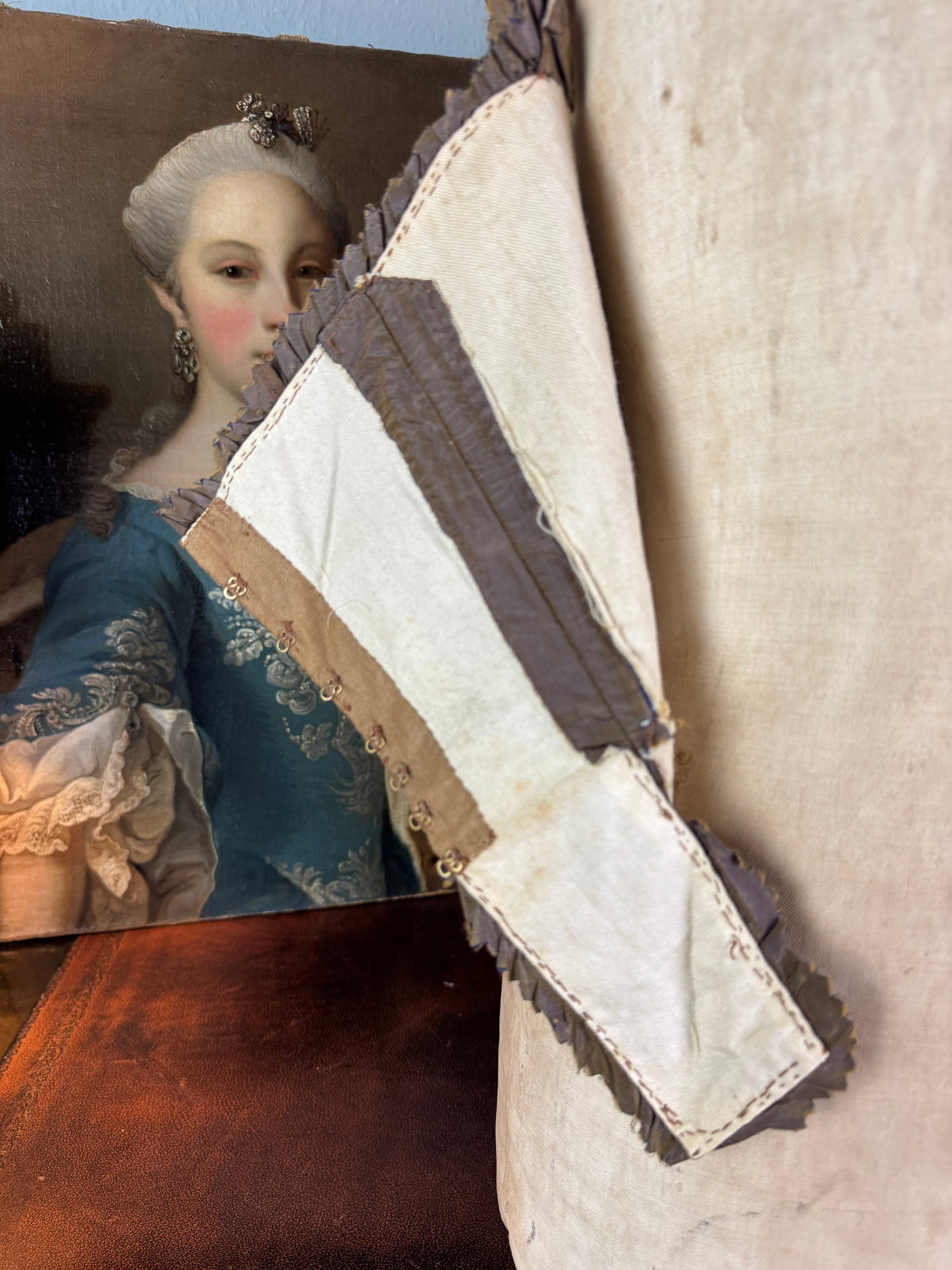 Rokoko-Mieder für ein junges Mädchen, Frankreich, um 1780 – Antikes handgenähtes Kleidungsstück aus dem 18. Jahrhundert