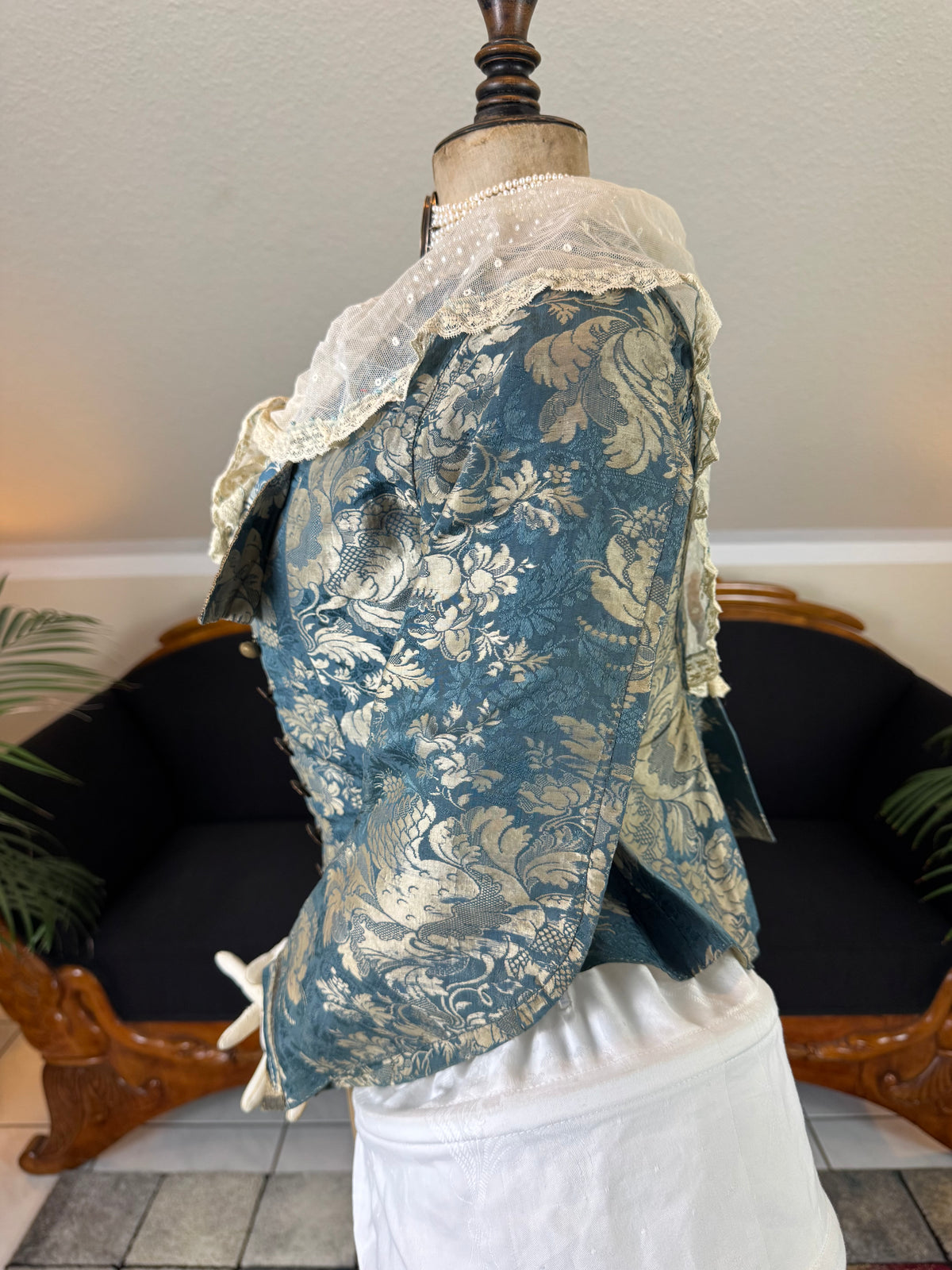 Rokoko Caraco 1750 – Blau-weiß geblümte Seide, Jacke im Reitstil