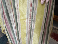 Eine Robe à l’Anglaise aus gelb, grün und pink gestreiftem Seidentaft, ca. 1770