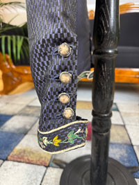 Antike Weste und blaue knielange Seidenhose, ca. 1790 – Besticktes florales Herrenensemble