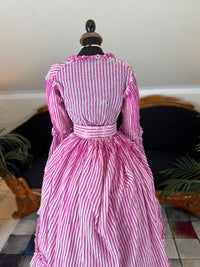 Sommerliche Eleganz einer jungen Dame – Antikes Kleid, ca. 1858