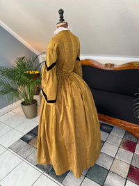 Antikes viktorianisches Tageskleid aus dunklem Goldbrokat, ca. 1858