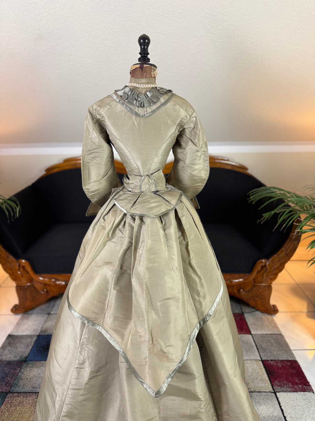 Antikes viktorianisches Seidenkleid, England, ca. 1868