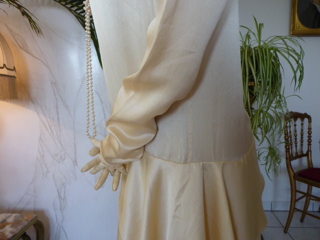Antikes asymmetrisches Satinbrautkleid, 1920er Jahre – Cremefarbenes Art-déco-Brautkleid