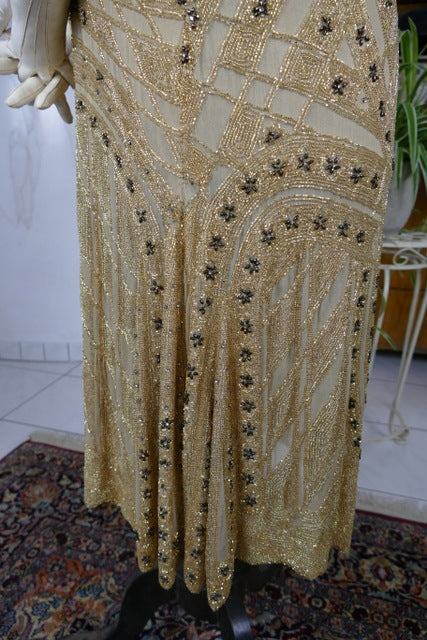 Antikes Flapper-Abendkleid, ca. 1926 – Perlenverzierte Jazz-Age-Silhouette