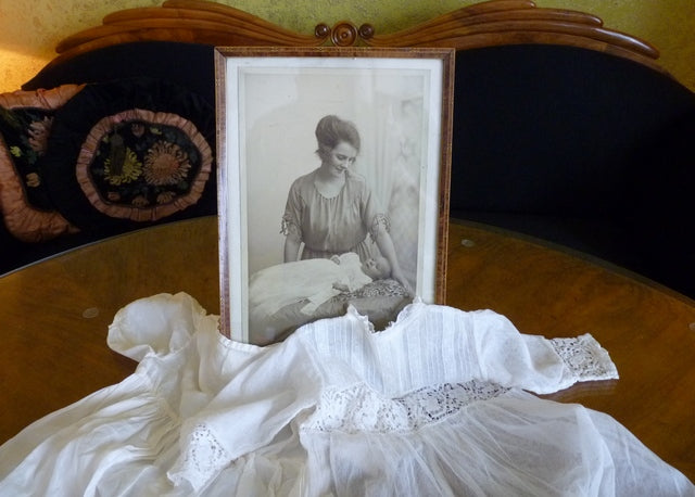 Taufkleid mit Originalfoto, England, ca. 1923 – Netz-Tüll & Spitze, Unterkleid aus Seide