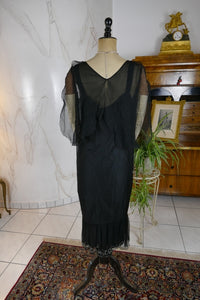 Antikes Abendkleid aus schwarzem Seidenchiffon mit Strasssteinen, ca. 1928