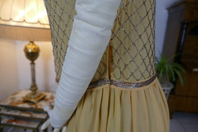 Antikes seidenes, perlenbesetztes Cocktailkleid, ca. 1926