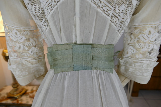 Antikes edwardianisches maltesisches Spitzen-Teekleid, ca. 1908