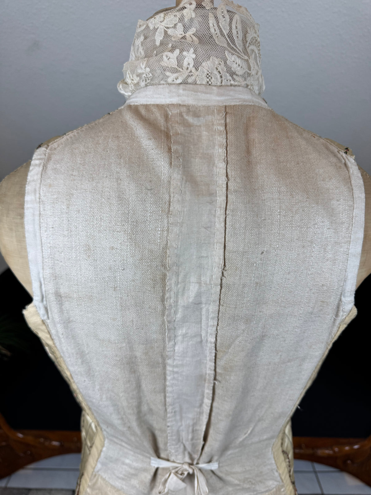 Cream Silk Embroidered Waistcoat, England ca. 1770 – Long‑Line Georgian Men’s Fashion