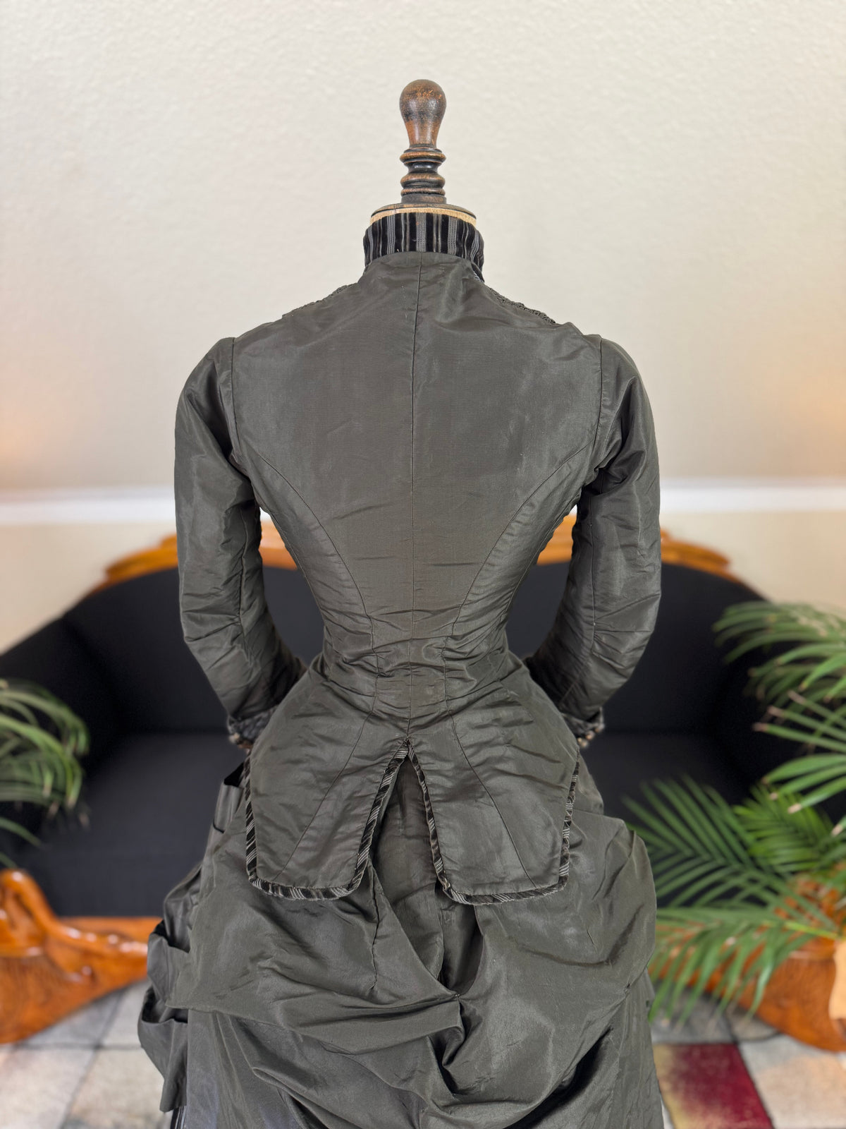 Antikes viktorianisches Tournüren-Tageskleid – Satin & Samt, ca. 1880