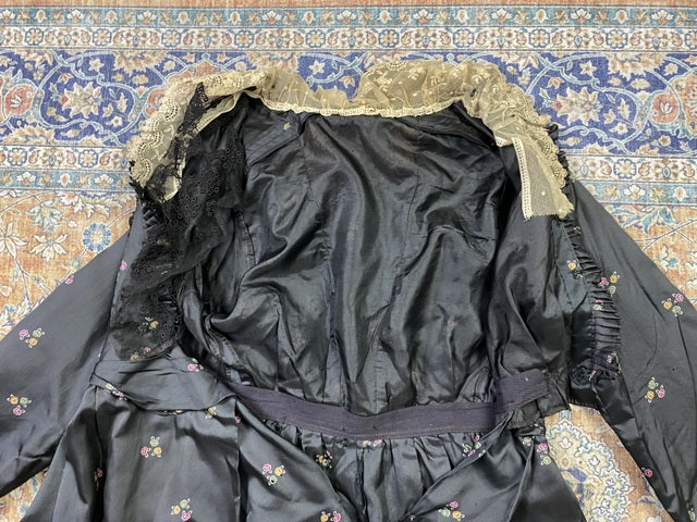 Antikes graues Seidenkleid mit Blumenmuster, ca. 1916