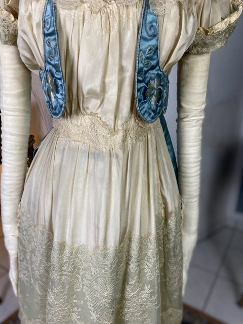 Abendkleid aus Chantilly und himmelblauem Satin, ca. 1914