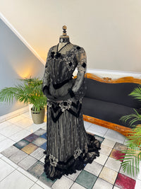 MARC WALTER Außergewöhnliches Abendkleid ca. 1904 – Pariser Couture-Meisterwerk aus Spitze, Tüll und Samt