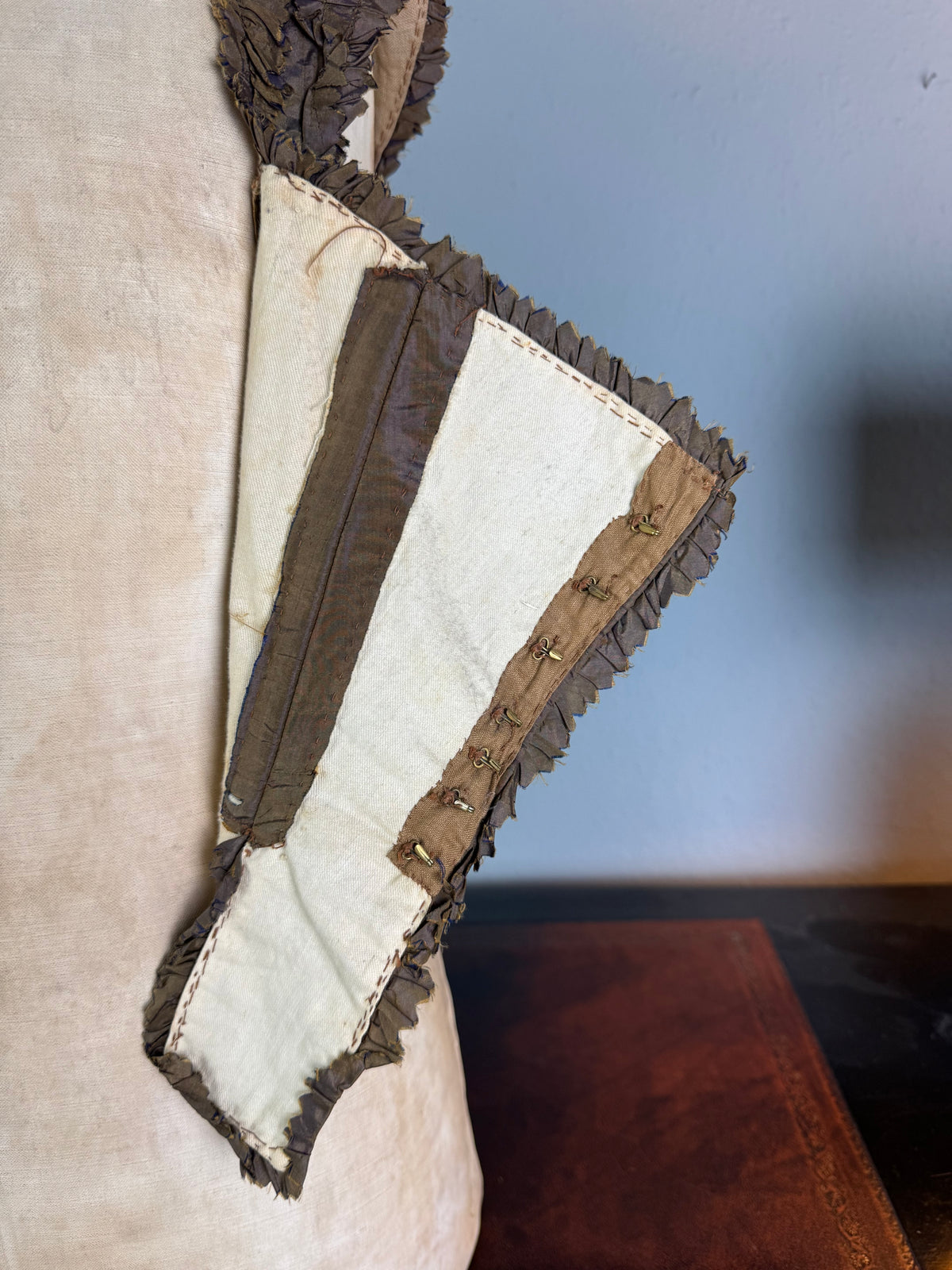 Rokoko-Mieder für ein junges Mädchen, Frankreich, um 1780 – Antikes handgenähtes Kleidungsstück aus dem 18. Jahrhundert