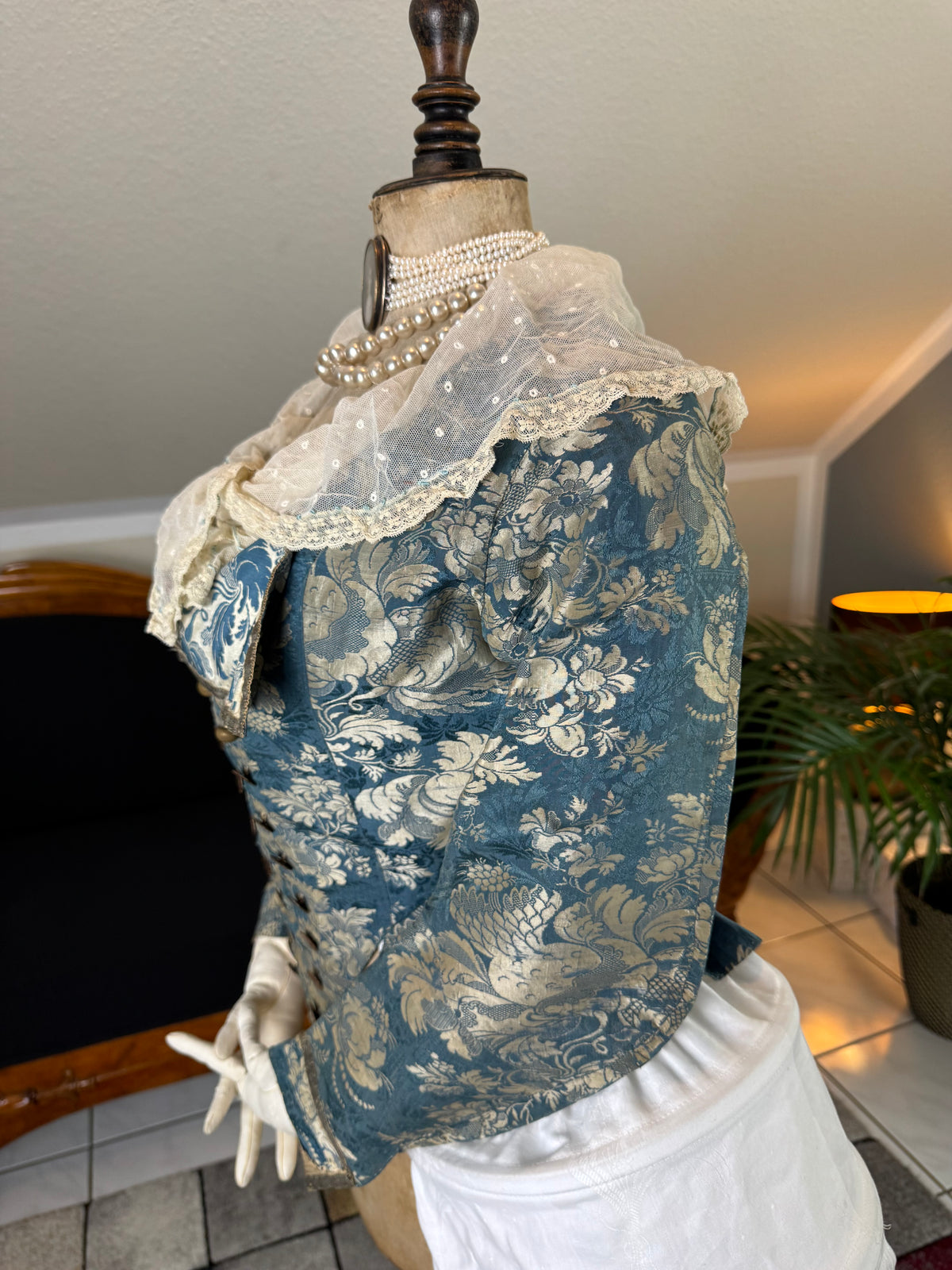 Rokoko Caraco 1750 – Blau-weiß geblümte Seide, Jacke im Reitstil
