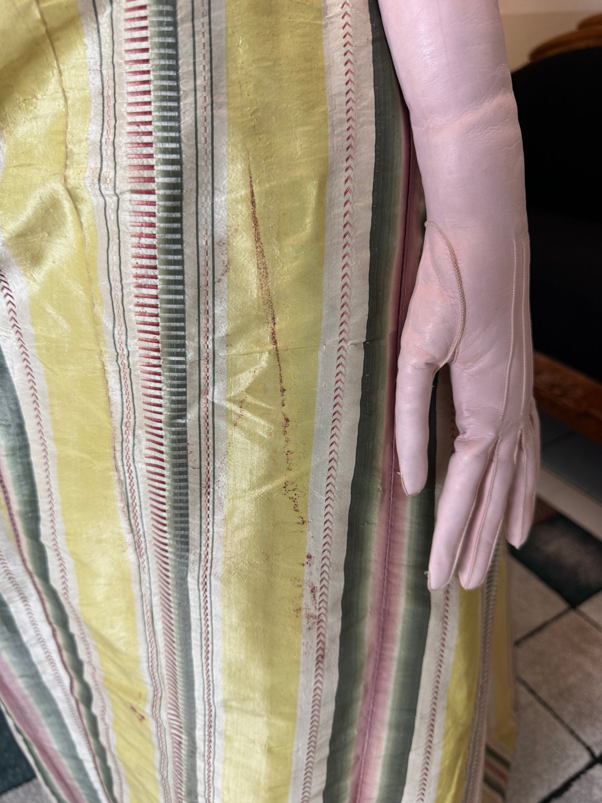 Eine Robe à l’Anglaise aus gelb, grün und pink gestreiftem Seidentaft, ca. 1770