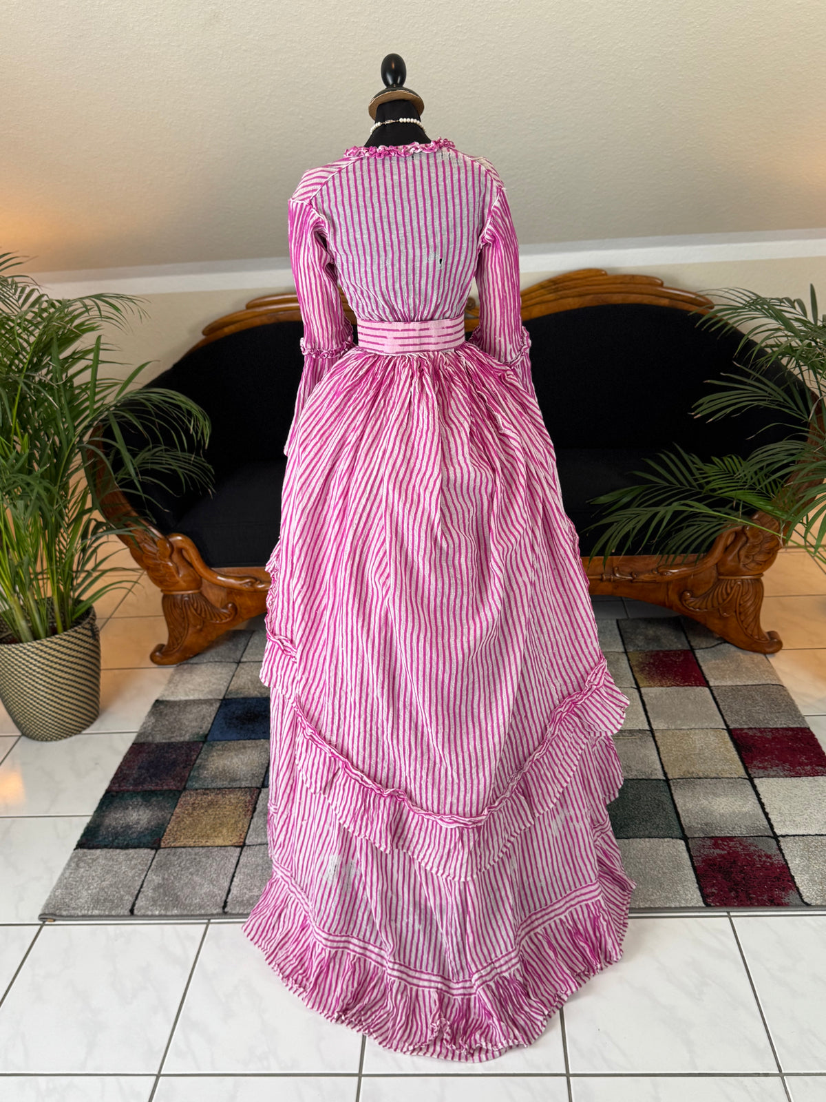 Sommerliche Eleganz einer jungen Dame – Antikes Kleid, ca. 1858