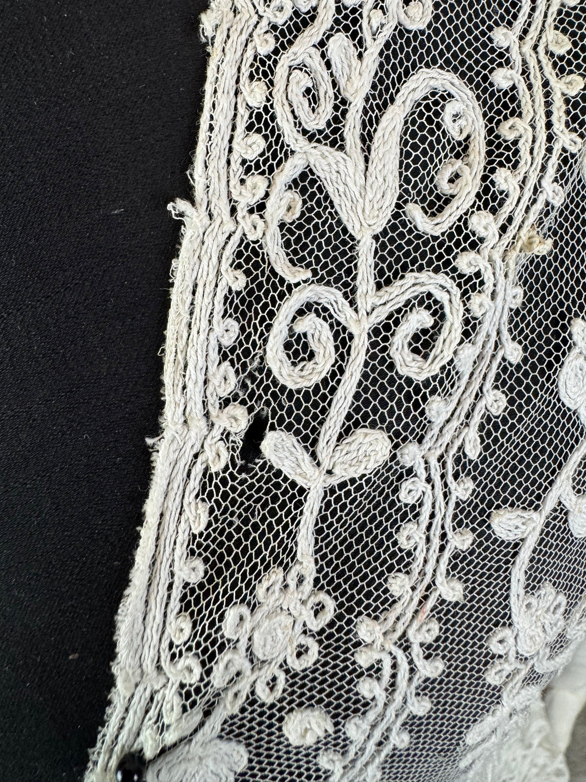 Jacke aus weißem besticktem Tüll, Edwardianisch, England, ca. 1906 – Dekoratives Überkleid