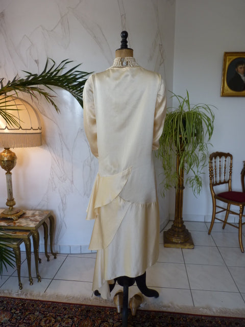 Antikes asymmetrisches Satinbrautkleid, 1920er Jahre – Cremefarbenes Art-déco-Brautkleid