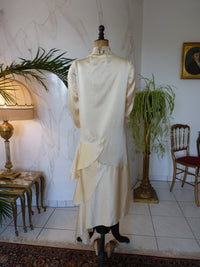 Antikes asymmetrisches Satinbrautkleid, 1920er Jahre – Cremefarbenes Art-déco-Brautkleid