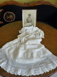 Taufkleid mit Originalfoto, England, ca. 1923 – Netz-Tüll & Spitze, Unterkleid aus Seide