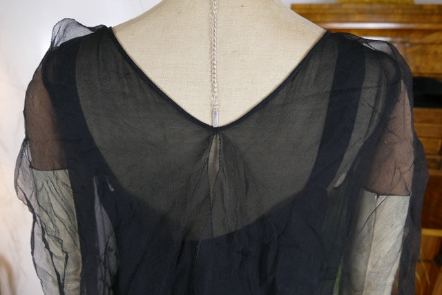 Antikes Abendkleid aus schwarzem Seidenchiffon mit Strasssteinen, ca. 1928