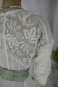 Antikes edwardianisches maltesisches Spitzen-Teekleid, ca. 1908