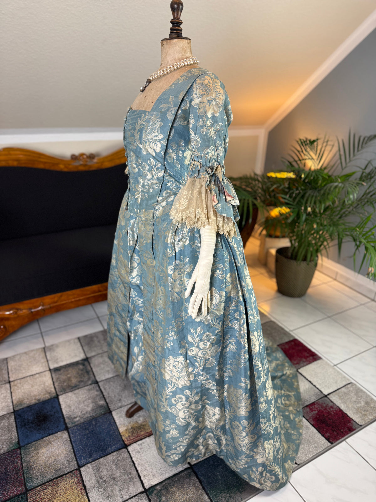 Robe à la Française aus blauem und cremefarbenem Seidendamast – authentisches Kleid aus dem 18. Jahrhundert, ca. 1770