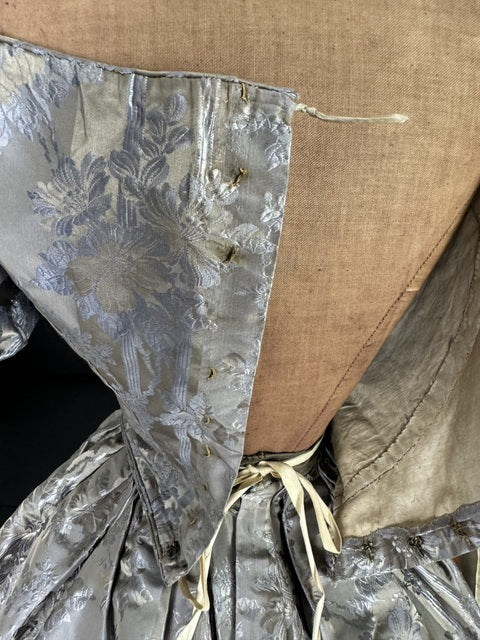 Antikes Biedermeier Abendkleid ca. 1845 – Österreichisches Brokatkleid