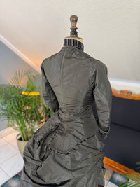 Antikes viktorianisches Tournüren-Tageskleid – Satin & Samt, ca. 1880