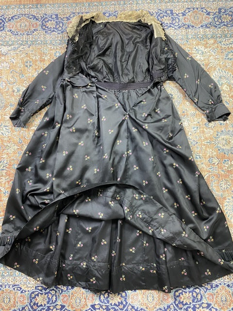 Antikes graues Seidenkleid mit Blumenmuster, ca. 1916