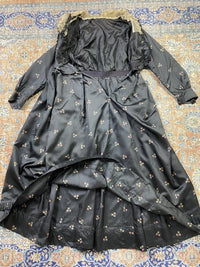Antikes graues Seidenkleid mit Blumenmuster, ca. 1916