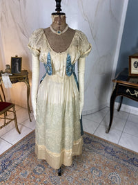Abendkleid aus Chantilly und himmelblauem Satin, ca. 1914