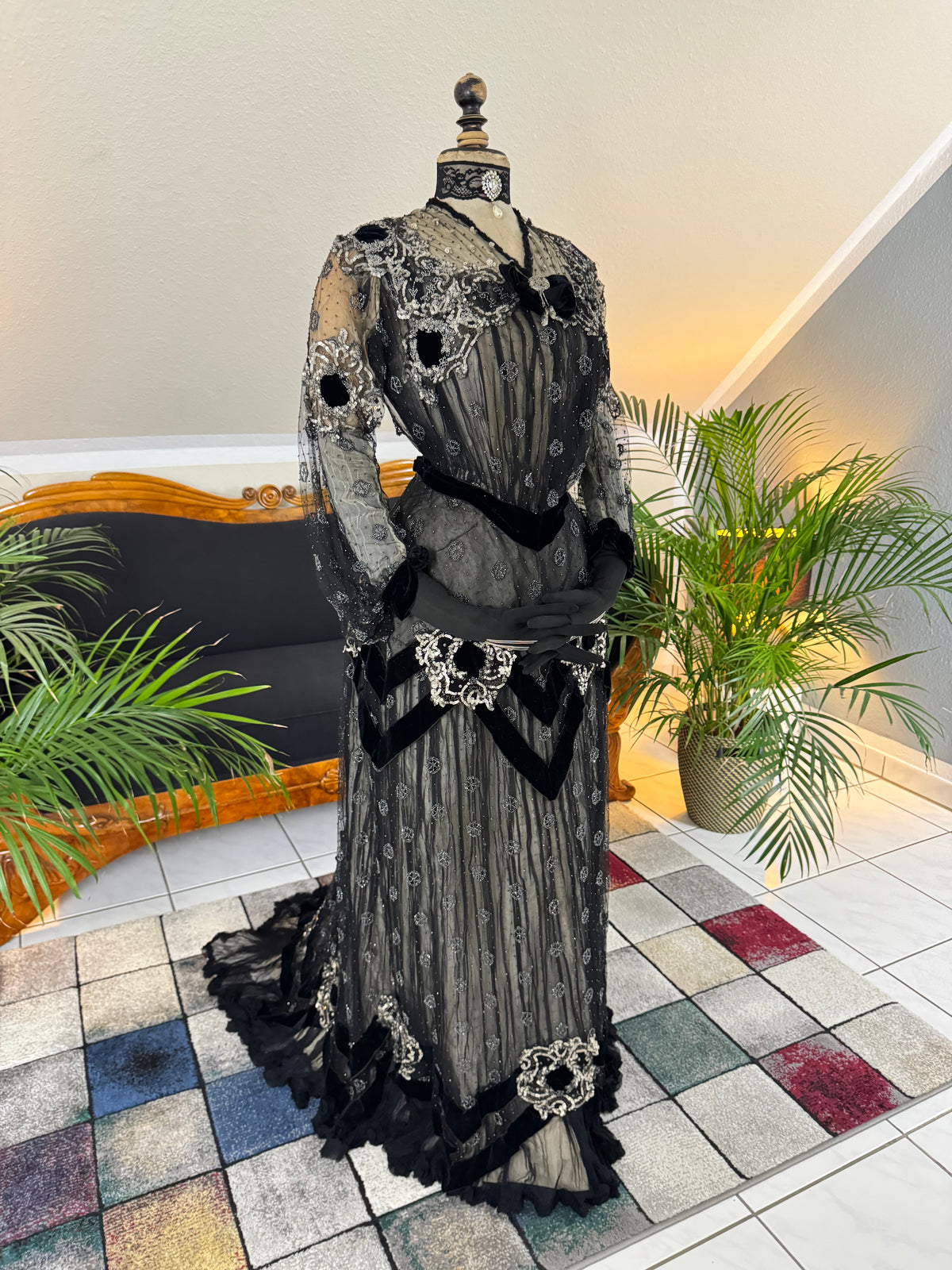 MARC WALTER Außergewöhnliches Abendkleid ca. 1904 – Pariser Couture-Meisterwerk aus Spitze, Tüll und Samt