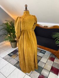 Regency gold moiré silk gown, ca. 1815–1820, high waistline with elegant neoclassical silhouette