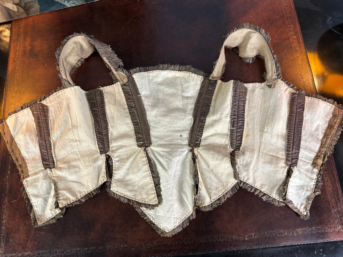 Rokoko-Mieder für ein junges Mädchen, Frankreich, um 1780 – Antikes handgenähtes Kleidungsstück aus dem 18. Jahrhundert