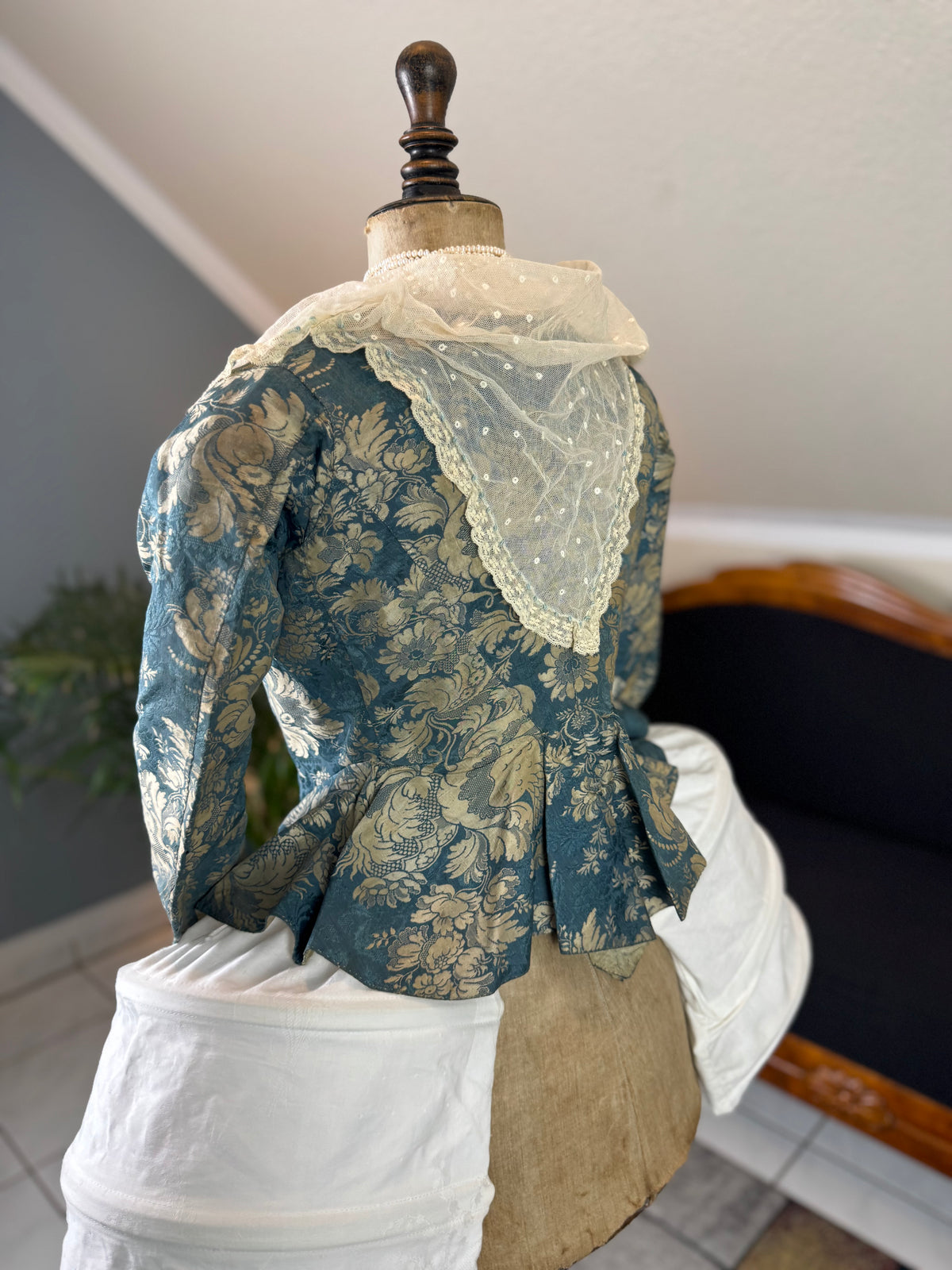 Rokoko Caraco 1750 – Blau-weiß geblümte Seide, Jacke im Reitstil