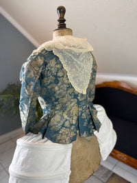 Rokoko Caraco 1750 – Blau-weiß geblümte Seide, Jacke im Reitstil