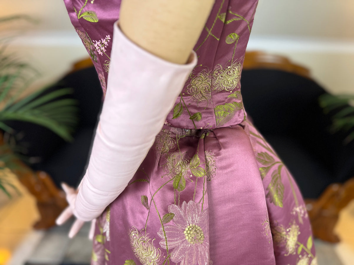 Antikes lilafarbenes Seiden-Ballkleid aus der viktorianischen Ära, ca. 1895